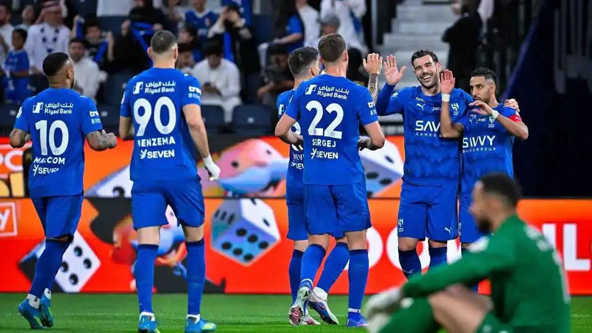 في صدمة غير متوقعة .. جماهير الهلال الغاضبة تطالب برحيل النجم الأول رغم الفوز على ضمك