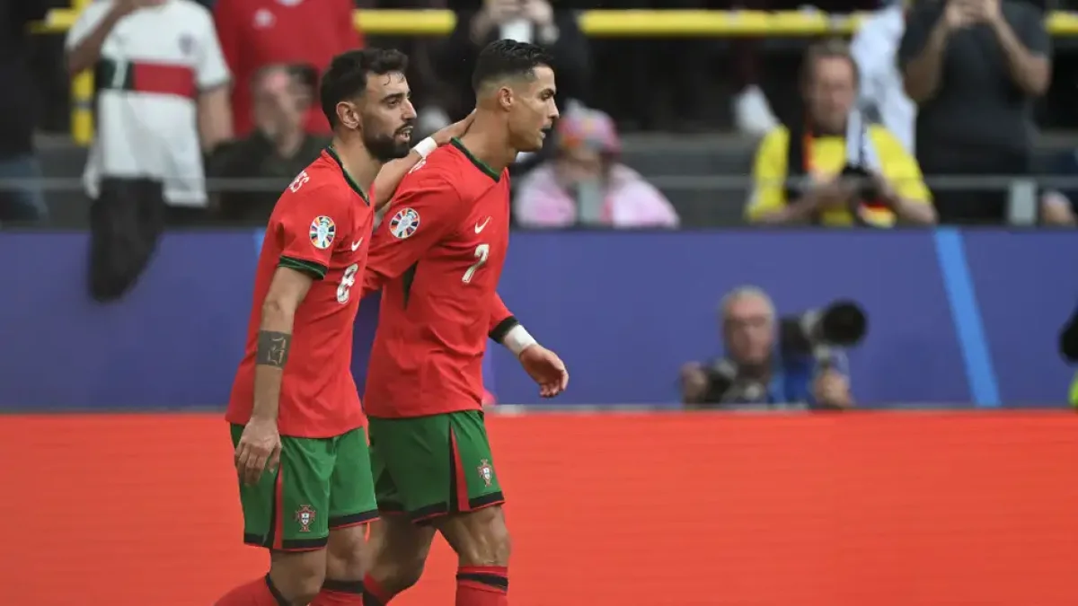 برونو فرنانديز يفتح النيران على رونالدو بسبب ما فعله في السعودية