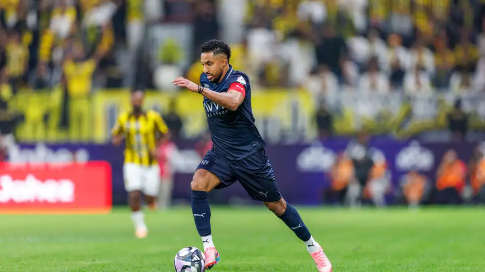 أزمة جديدة في الهلال يفجرها سالم الدوسري وبنزيما في مرمى النيران الصديقة 