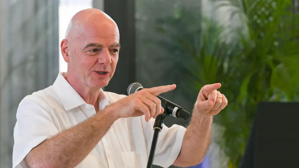 حركة باليد على الوجه منتشرة بين نجوم دوري روشن عقوبتها الطرد 