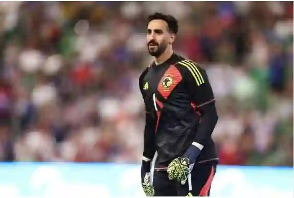 القصة الكاملة للمشادة النارية بين حارس الأخضر نواف العقيدي وصحفي عُماني وسر الكعب العالي 