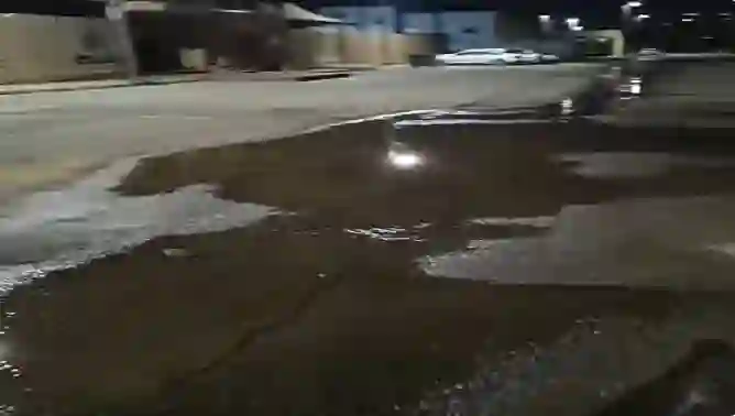 مدرسة في السعودية تتحول الى بحيرة تتفجر منها الانهار