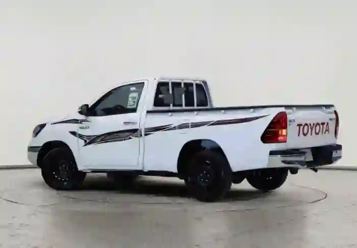 كم تستهلك كل فئة من فئات تويوتا هايلكس موديل 2025 للبنزين في كل 100 كيلو