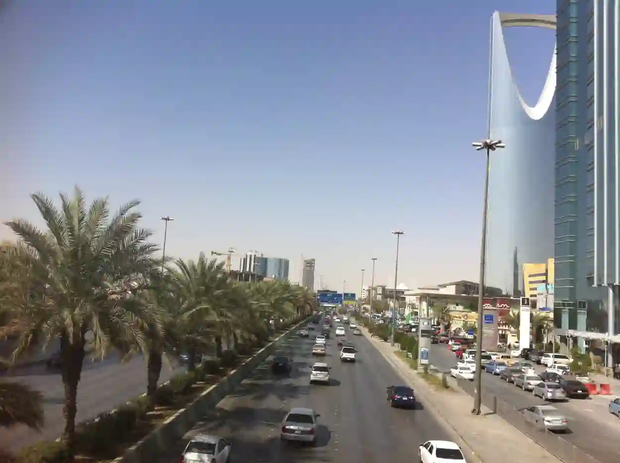 أزالة كبيرة على طريق الملك فهد في الرياض