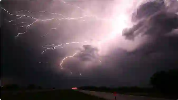 الأرصاد يحدد المناطق التي ستشهد هطول أمطار غزيرة في السعودية من فجر يوم الاثنين 