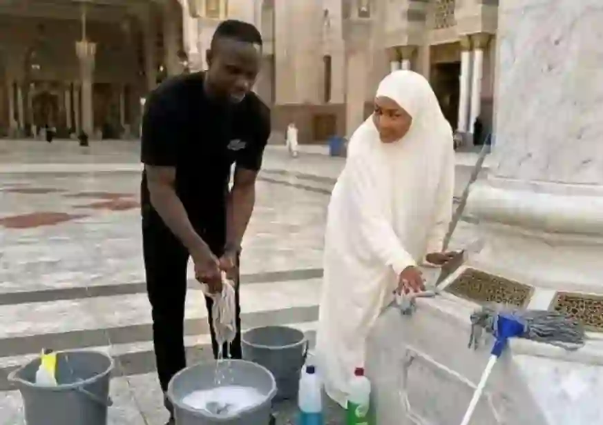 نجم النصر وعائلته يتطوعون لتنظيف المسجد النبوي وردت فعل المصلين صادمة