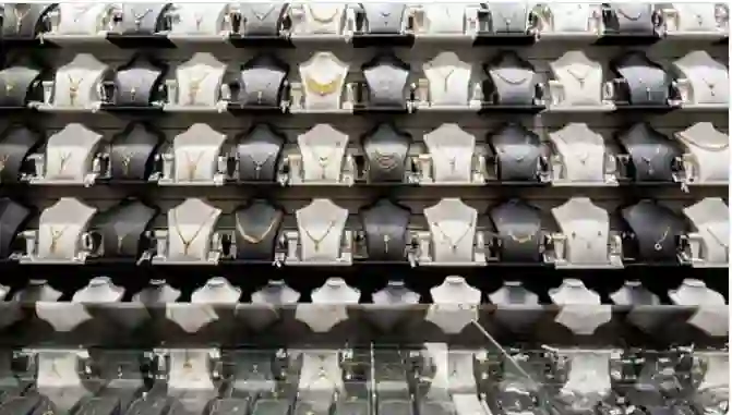 زحام واسع على اسواق ومحلات الذهب في الباحة والشراء بكميات كبيرة وخبير يكشف السبب 