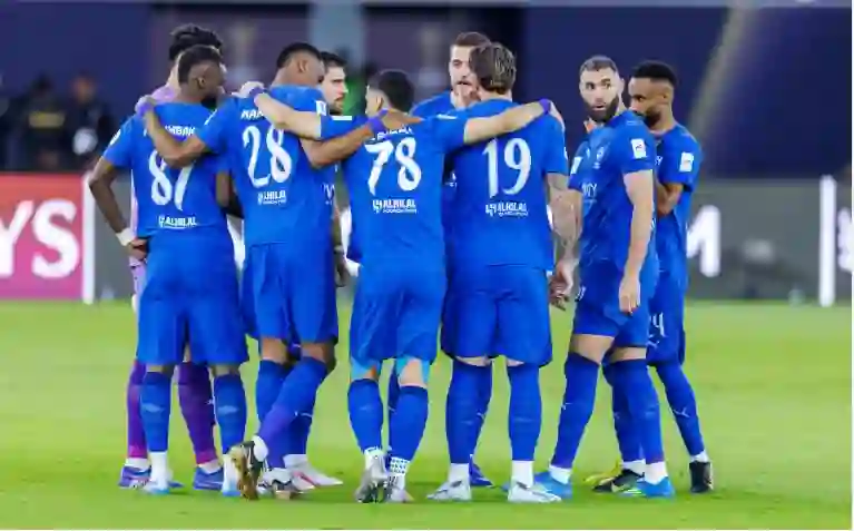 لاعبو الهلال ومدربهم يفجرون غضب الجماهير بسبب حركة غريبة بعد نهاية المباراة 