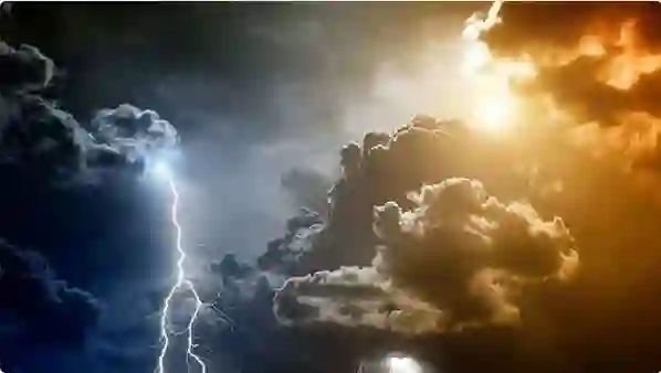 تحذير من الأرصاد باللون الأحمر لعشرة مناطق من عواصف وسيول جارفة تقطع الطرقات