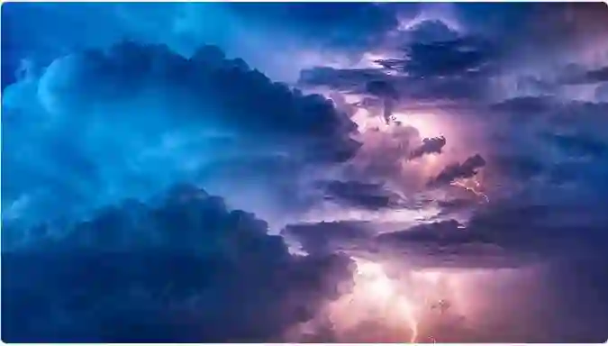 الأرصاد يصدر تحذير عاجل باللون الأحمر لسكان الرياض و11 منطقة من عواصف خطيرة