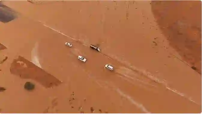 المسند يشرح الخدعة البصرية التي تسببها الأمطار وتخدع السائقين عند عبور السيول 