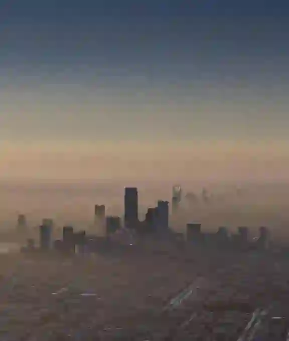 صور مذهلة للضباب يعانق قمم الرياض