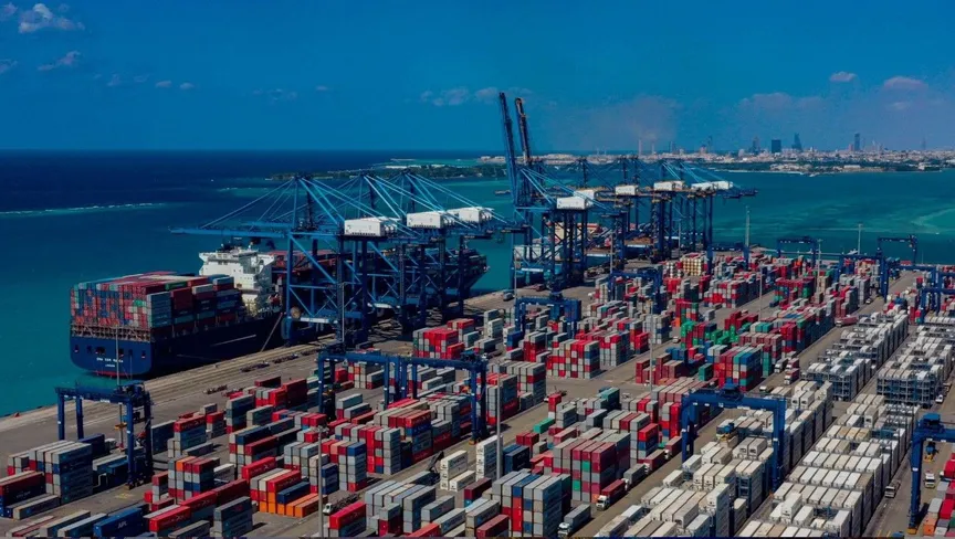 بلومبيرغ تكشف تفاصيل الخطة السرية السعودية لنقل النفط بعيداً عن مناطق الحرب في الخليج