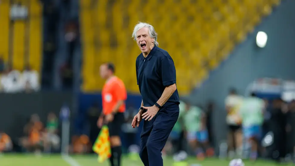 جيسوس يخلع حذاءه على الهواء بعد سماعه هذا الخبر عن نجم النصر المغادر 