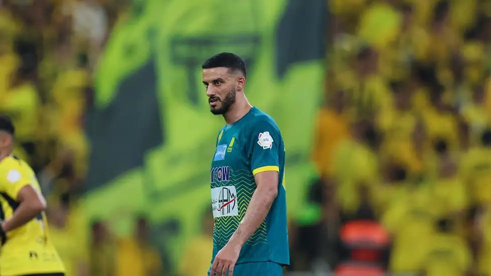 عبد الرزاق حمد الله يتلقى ضربة عابرة للحدود من السومة تصيبه في مقتل 