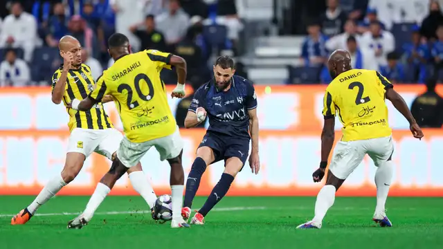 بنزيما يفجر سخط إدارة ولاعبي ومدرب الاتحاد بحركة معلم من وسط ملعب الهلال 