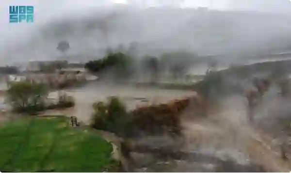 عسير تشهد حالة خرافية من تساقط البرد وجريان السيول وتحول قمم المرتفعات للون الأبيض